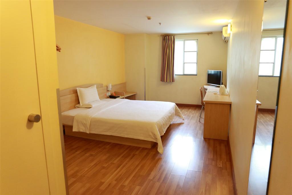 7Days Inn Guilin Railway Station Room photo